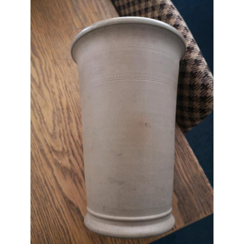 Solid pottery vase