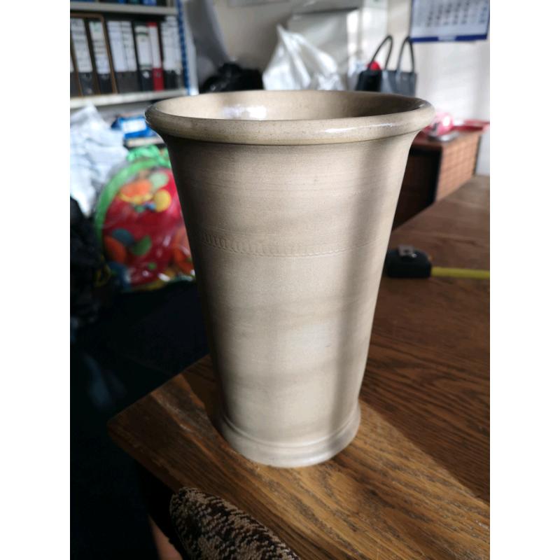 Solid pottery vase